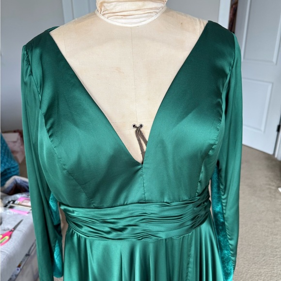 Elegant Green Long Sleeve Evening Gown - Picture 8 of 17